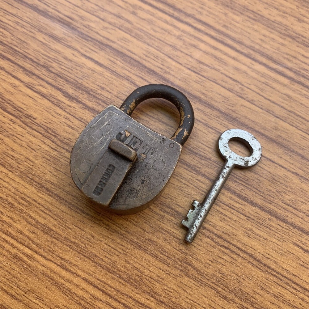 AN OLD OR ANTIQUE BRASS PADLOCK OR LOCK WITH KEY