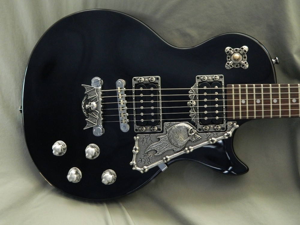 2 SKULL GUITAR KNOBS - HAND MADE SOLID METAL SPEED KNOBS 3 SKULLS PER KNOB