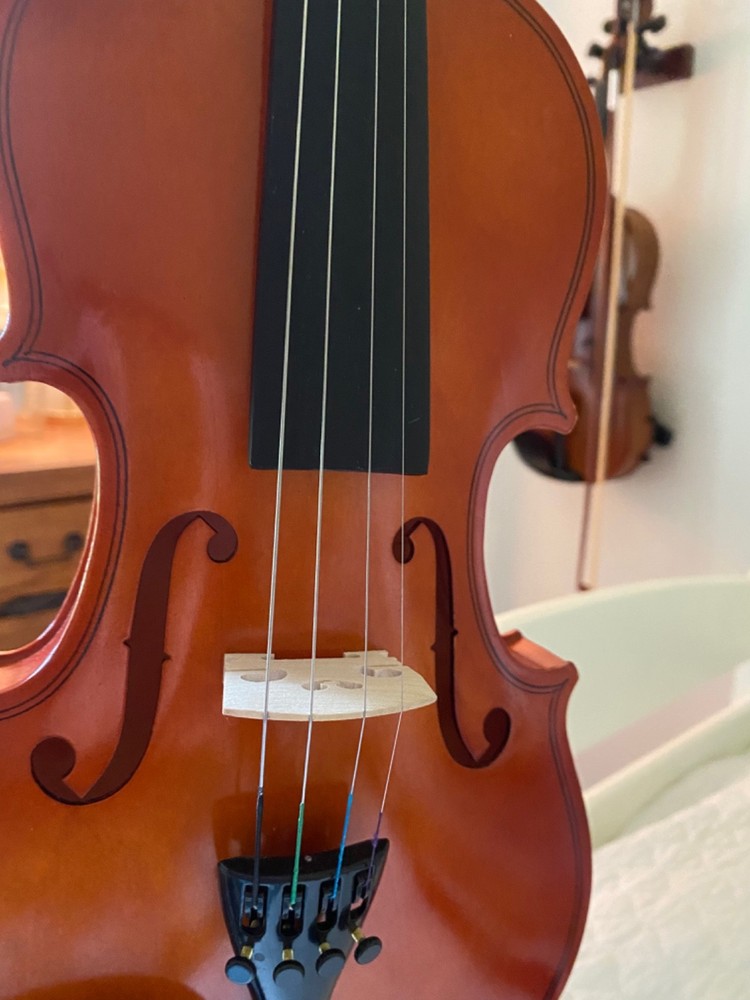 Light brown violin with bow and resin
