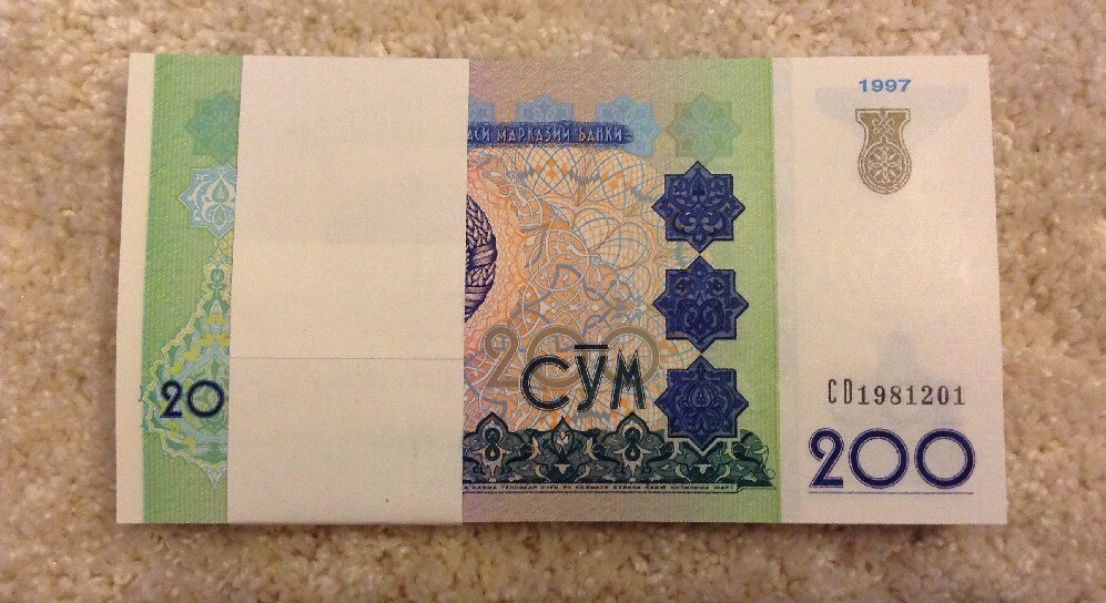 Uzbekistan Banknote Bundle, 100 X 200 Som. Dated 1997. Unc. 100 Banknotes.