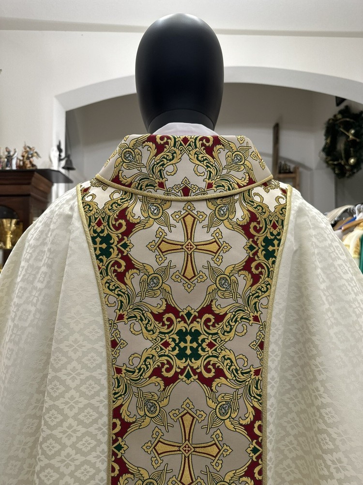 WHITE GOLD GOTHIC DAMASK COLLARED VESTMENT CHASUBLE & STOLE