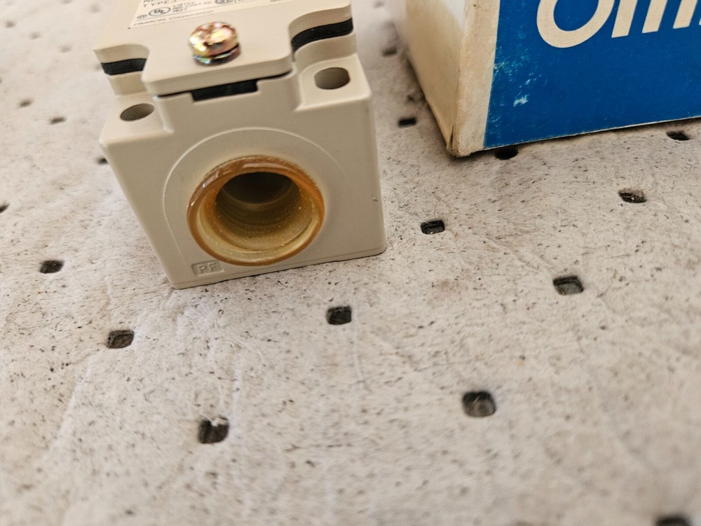 MAZAK D4B-2311 (N) Limit switch
