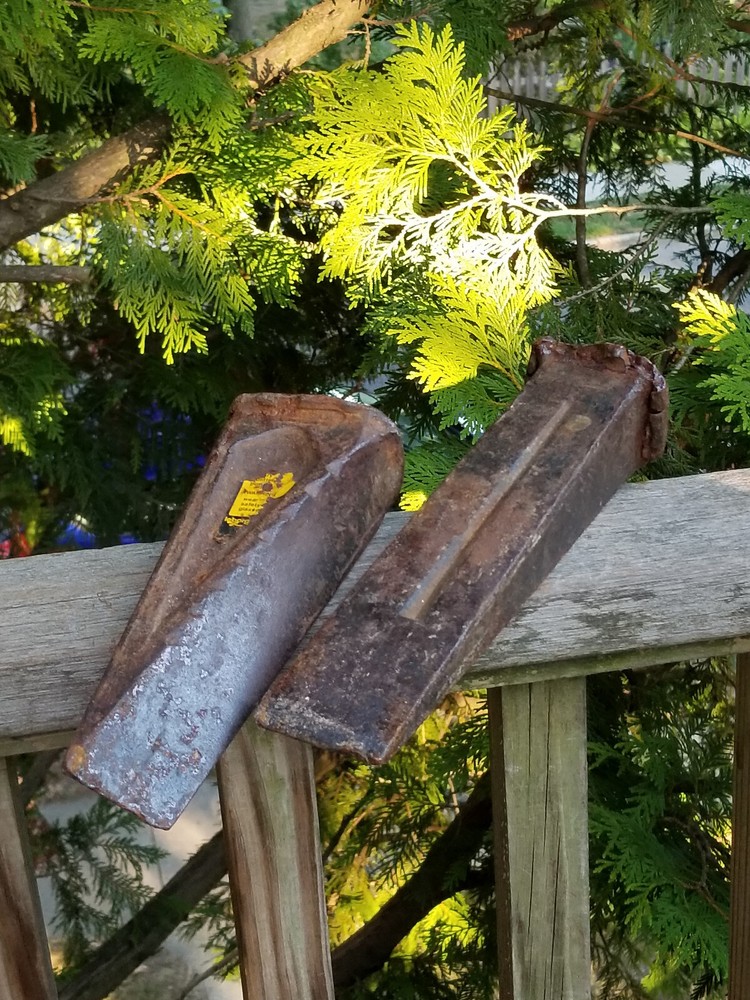 2 MANUAL WEDGE LOG SPLITTERS