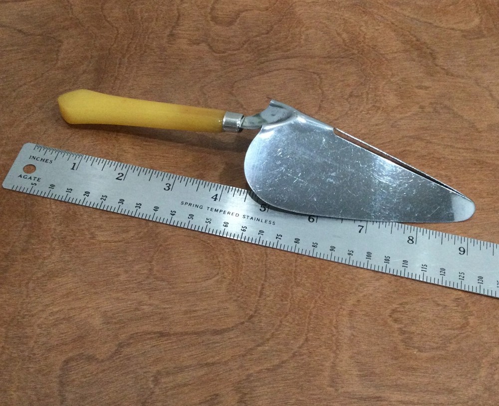 Vintage Butterscotch BAKELITE Pie Dessert Server 45 Degree Angle Kitchen