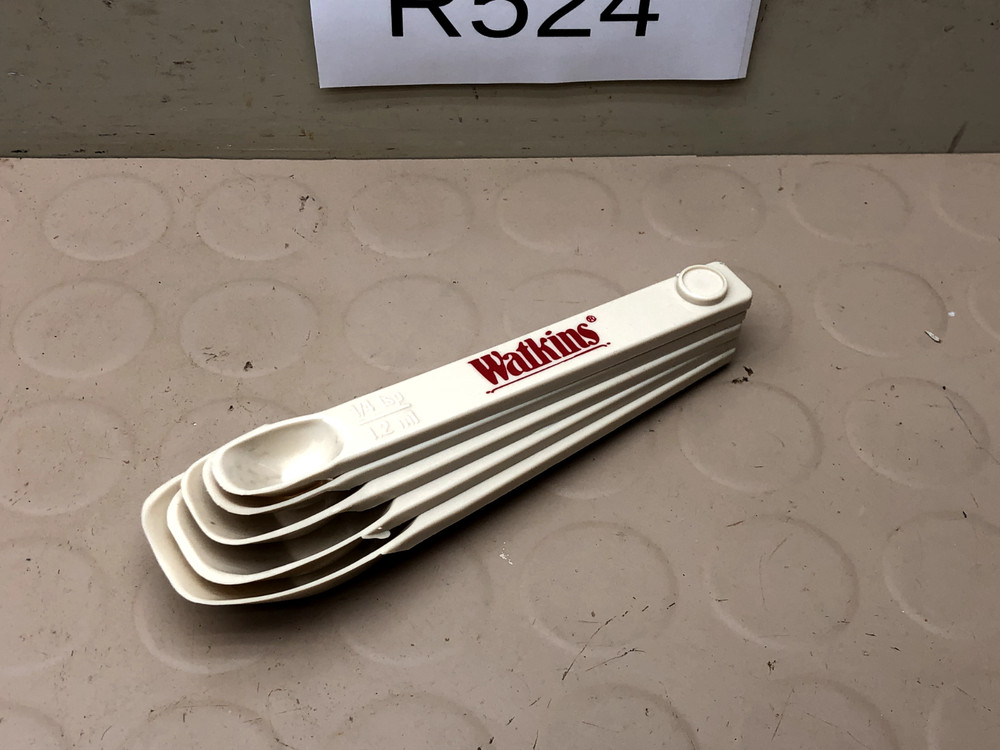 Vintage  WHITE Measuring Spoons Ring  Set
