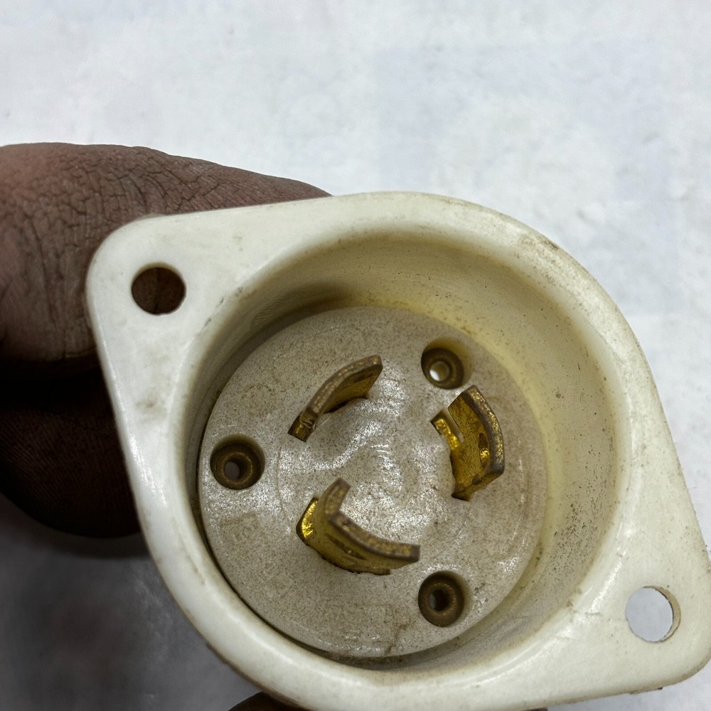 BRYANT 4716 WHITE  Nylon Receptacle 2 Pole 3 Wire Grounding🔔