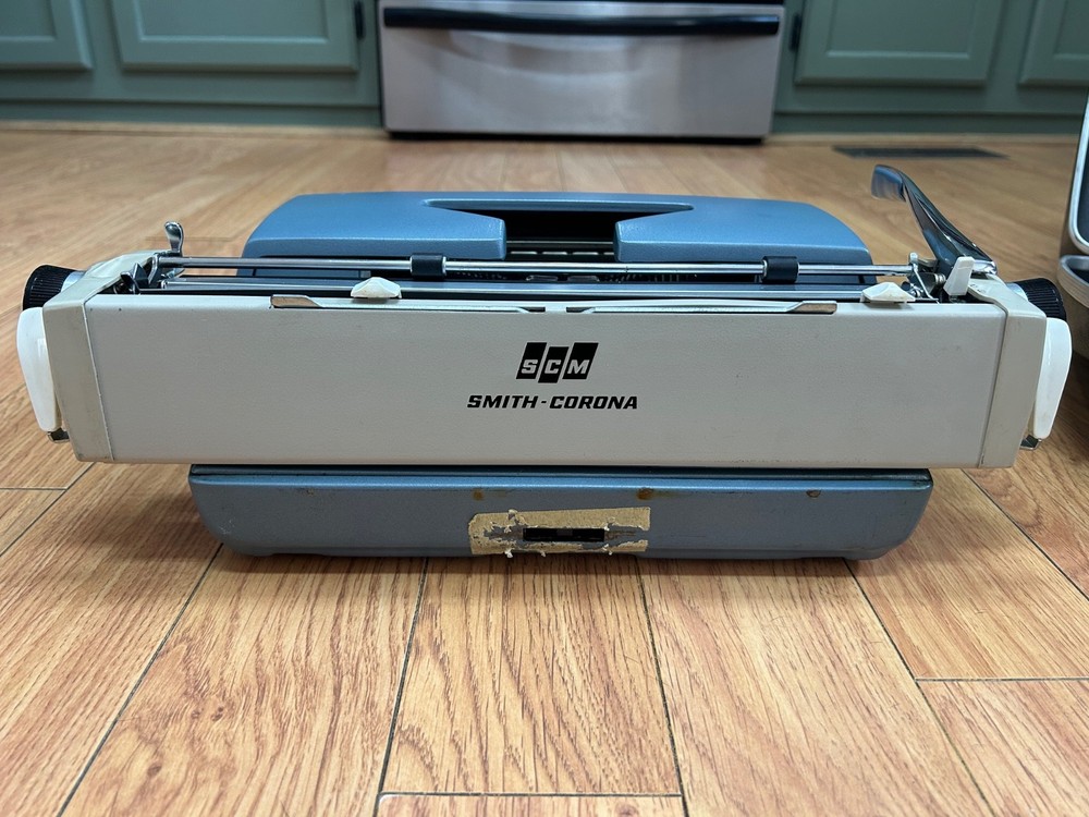 Smith Corona Classic 12 Typewriter w/ case