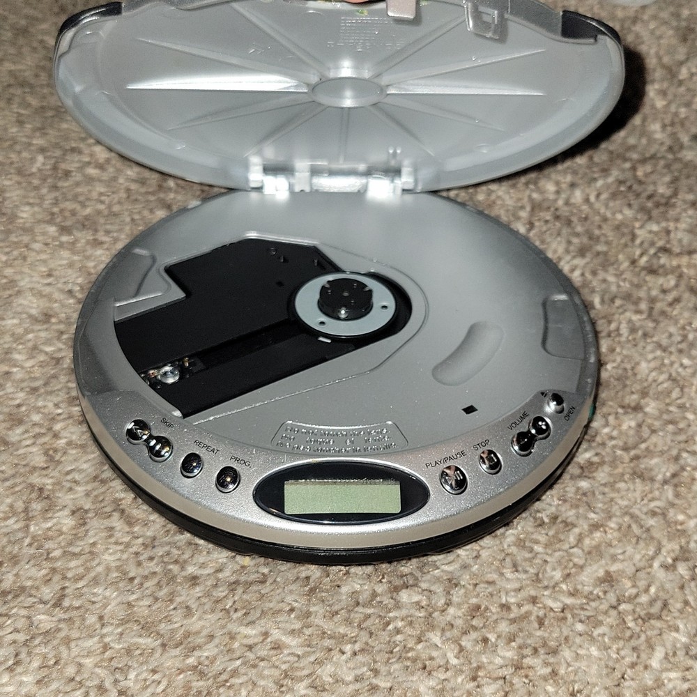 Durabrand CD-566 Fully Programmable CD Player Silver/Black LCD Display w/ Case