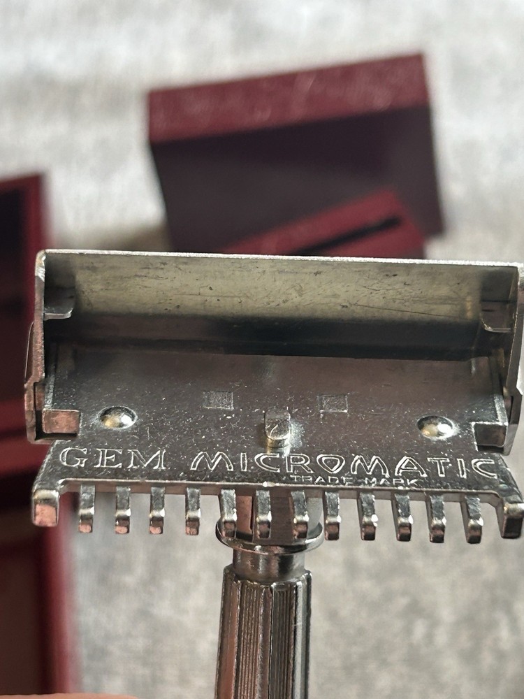 1930s Gem Micromatic Open Comb Razor Bakelite Case TTO 2nd Generation W/Dimples