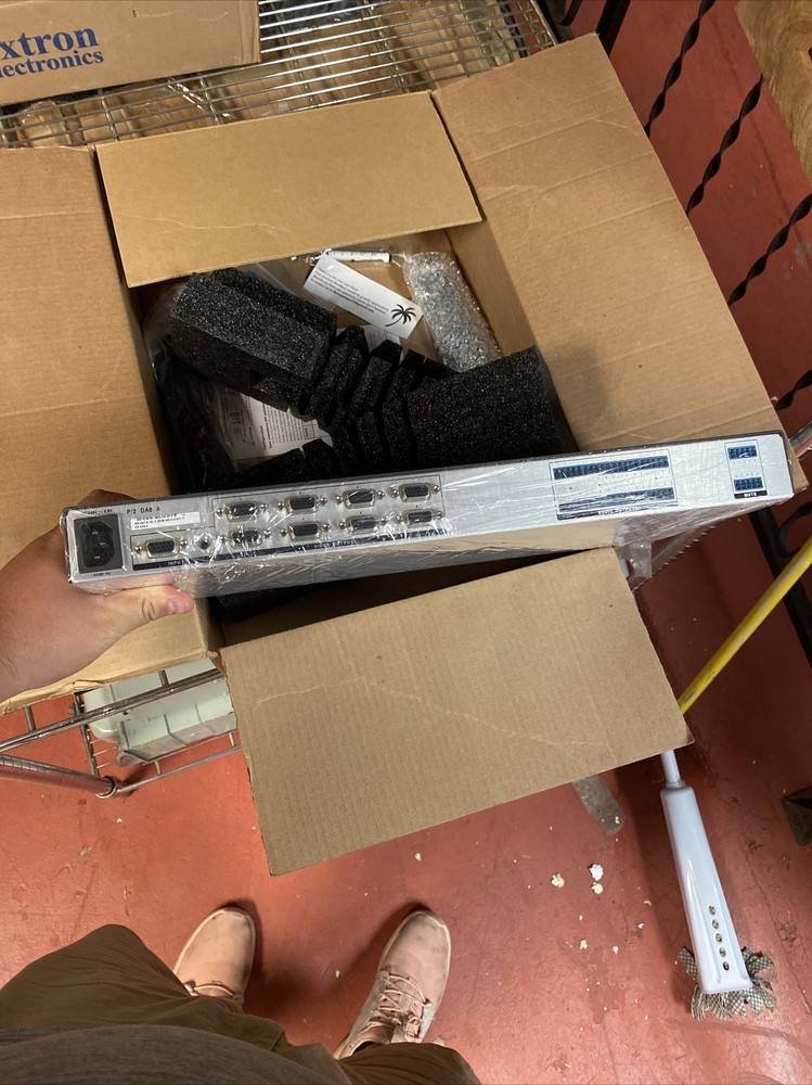 Extron P/2 DA8 A 1:8 VGA Video & Audio Distribution Amplifier