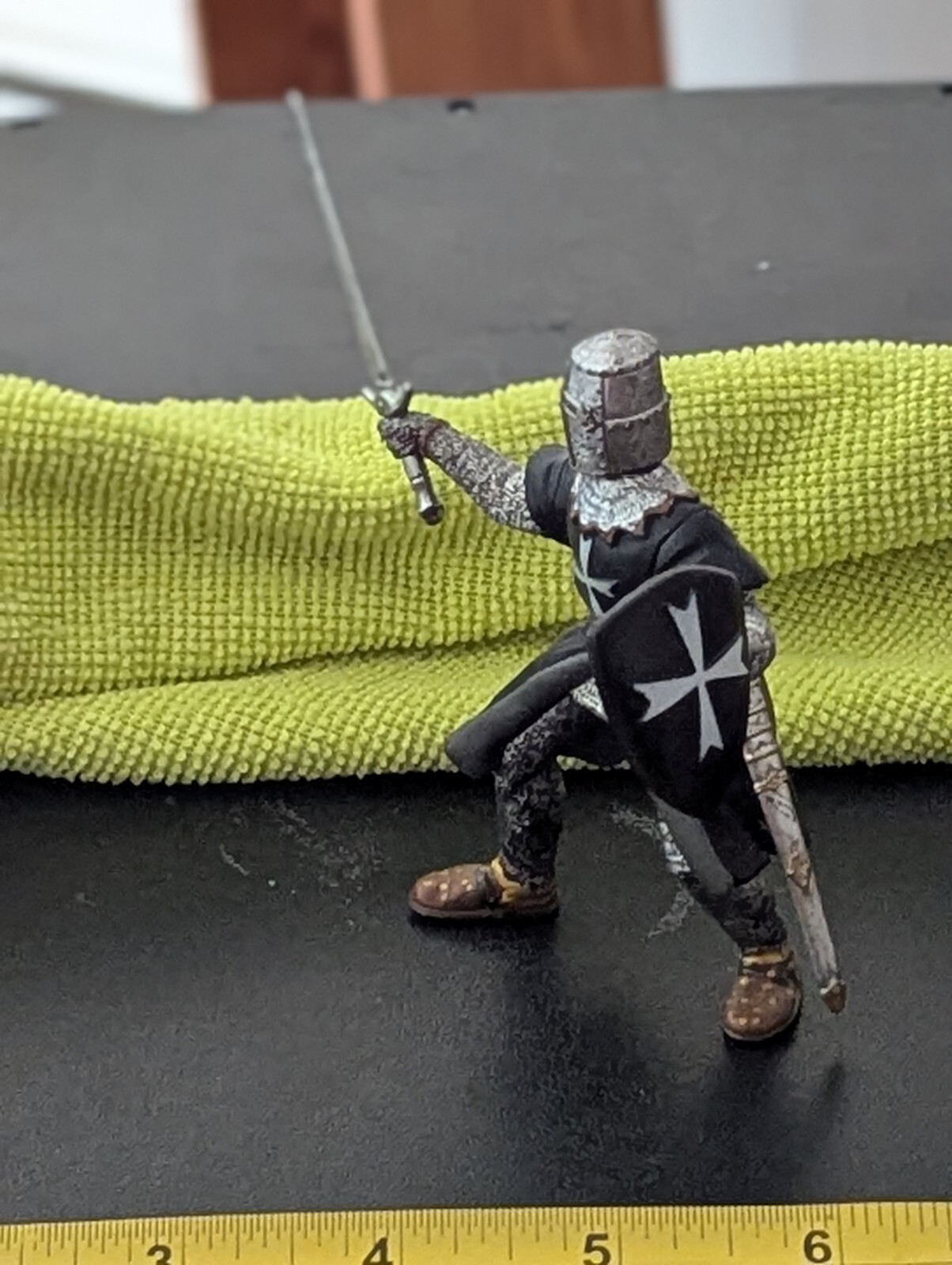 INTICING SCHLEICH WARRIOR MEDIEVAL W/ SHIELD & SWORD READY FOR BATTLE VG COLORS