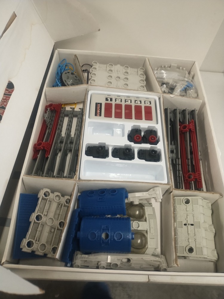 Vintage 1996 Robotix Robot Commander Life Size Motorized Modular Building Kit