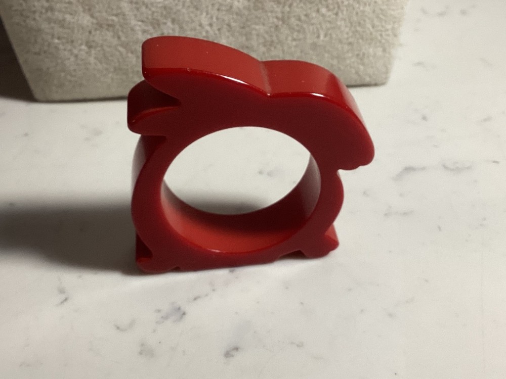 VINTAGE AUTHENTIC RUBY RED BAKELITE RABBIT NAPKIN RING MUST SEE NO RESERVE WOW
