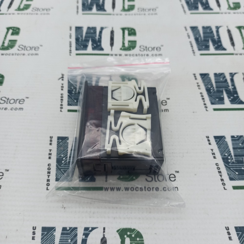 XT111C-4H0HU DIXELL DIGITAL TEMPERATURE CONTROLLER