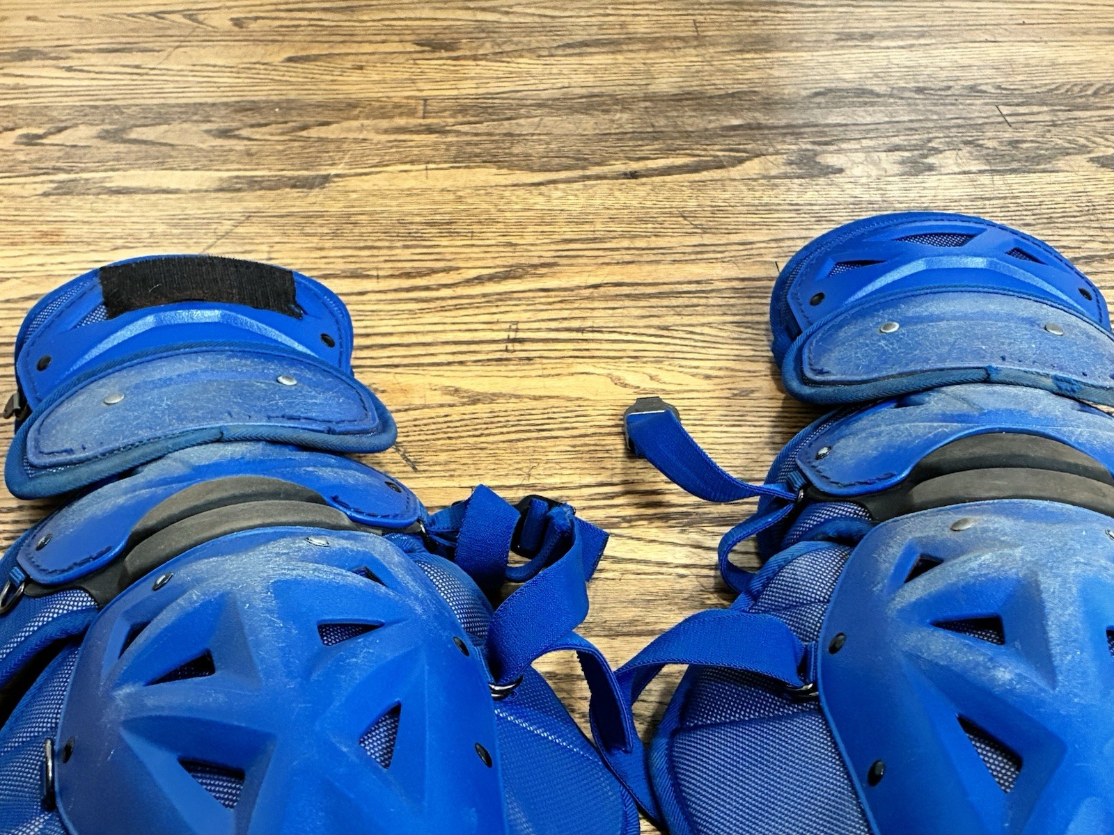 Chicago Cubs Game Used/Issued Mizuno Pro 17.5 “ Catchers Shin Guards Blue