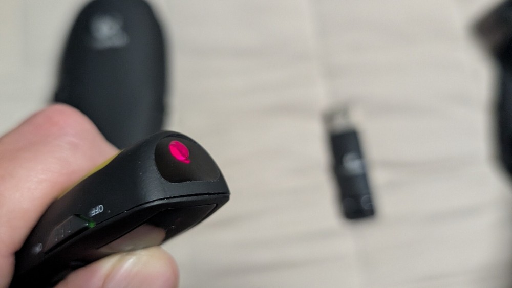 Logitech Wireless Presenter R400 Laser Presentation Remote Clicker