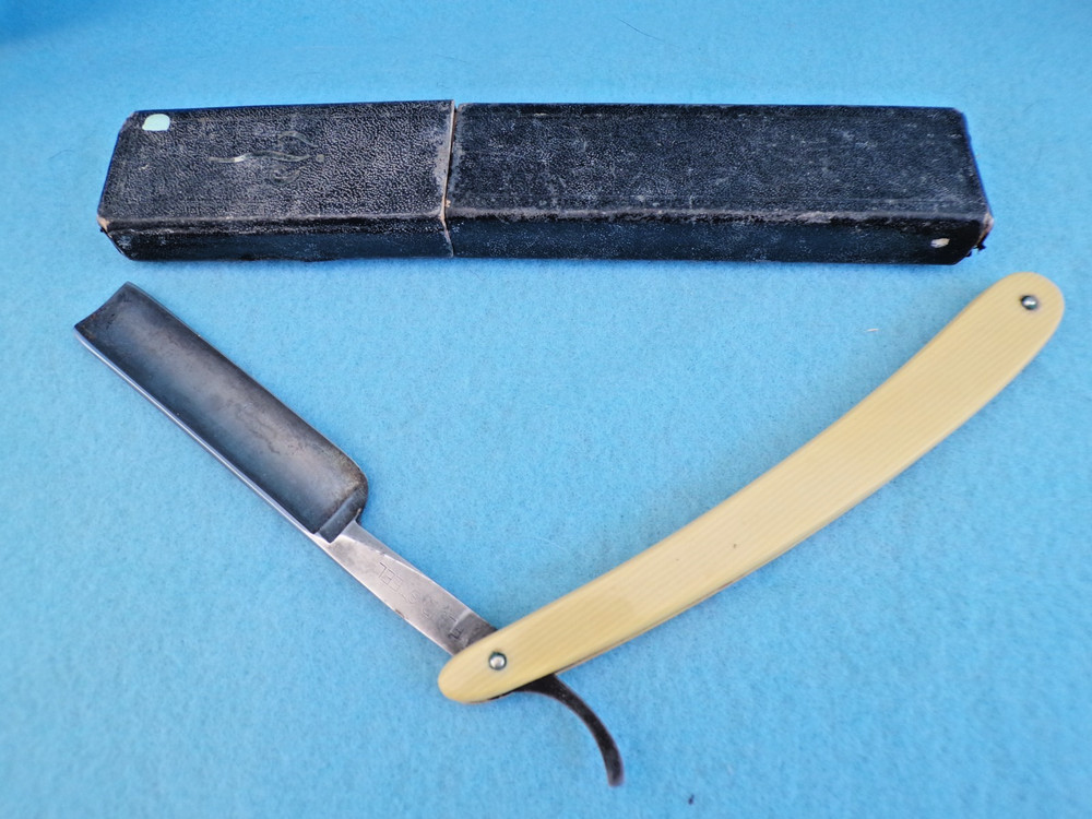 Vintage Genco Straight Razor with Wilbert case - still sharp!
