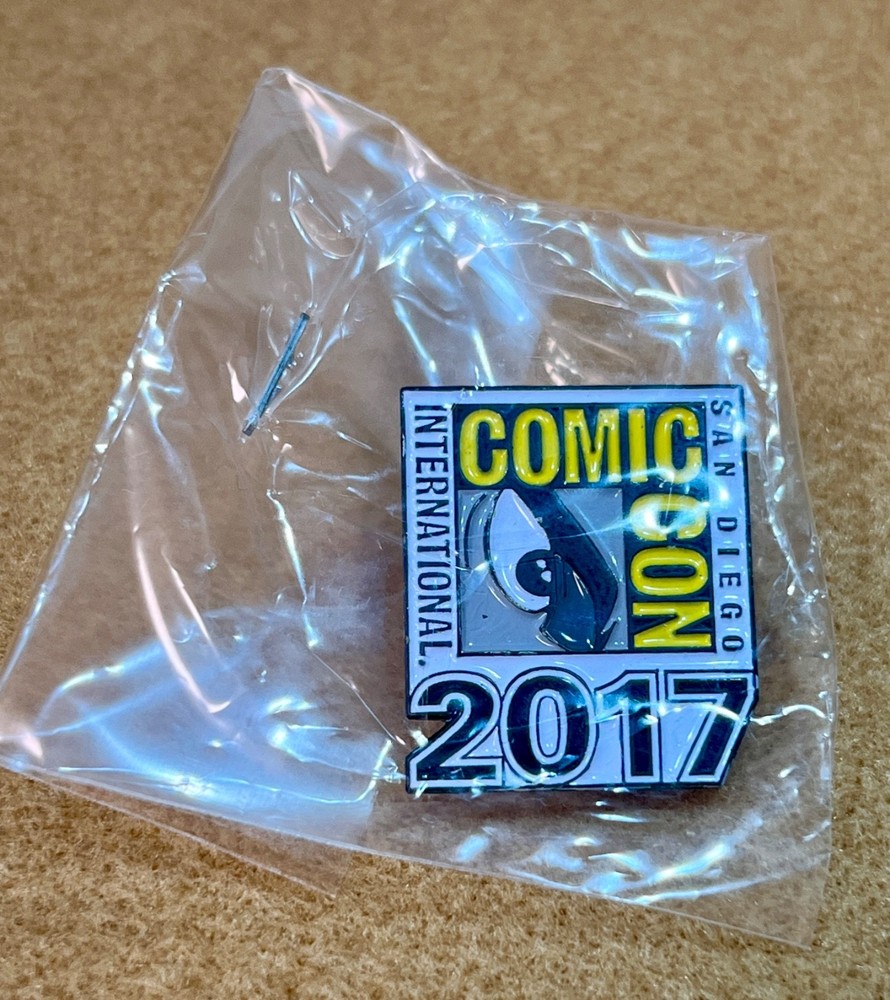 2017 SDCC COMIC-CON Box, Badge & “CC Eye” Pin, Walking Dead