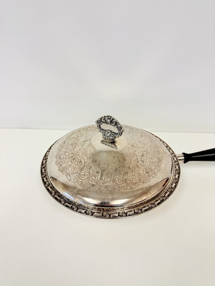 Oneida Silver plated Round Chafing Dish w/Wooden Handle Plate