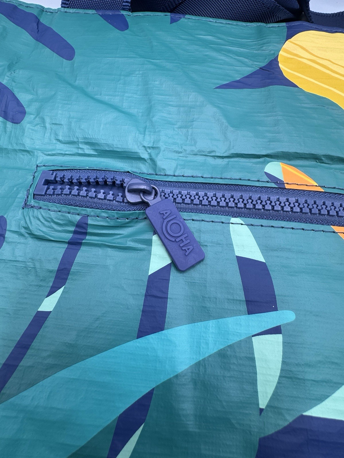 *New Disney Aulani Aloha Collection X Splash Proof Zipper Tote Mickey Bag