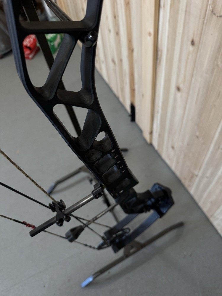 PSE EVO EVL 32 Compound Bow Right-Hand 25-30.5” 50-65#