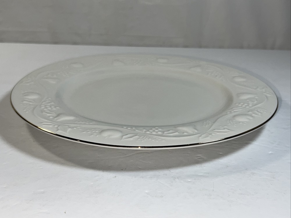 Libbey Embossed Holly Berry White Dinner Plates Tableware - 10.75" Y