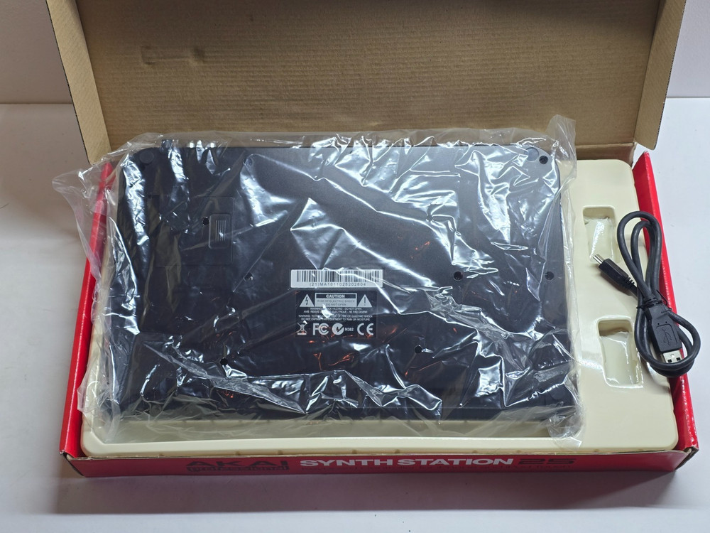 Akai professional synthstation 25 portable keyboard controller(Tested/Working)