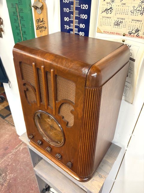 Silvertone 4465 Tombstone Radio