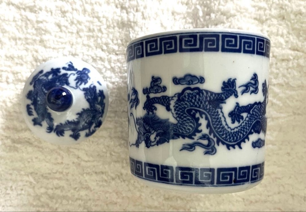 [Retro miscellaneous goods] Blue dragon pattern ceramics, blue flowers,