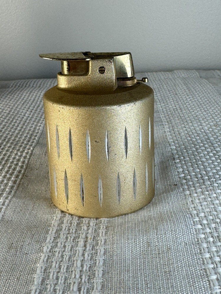Vintage Ronson verafame venus matte gold tone chisel cut table lighter 3"