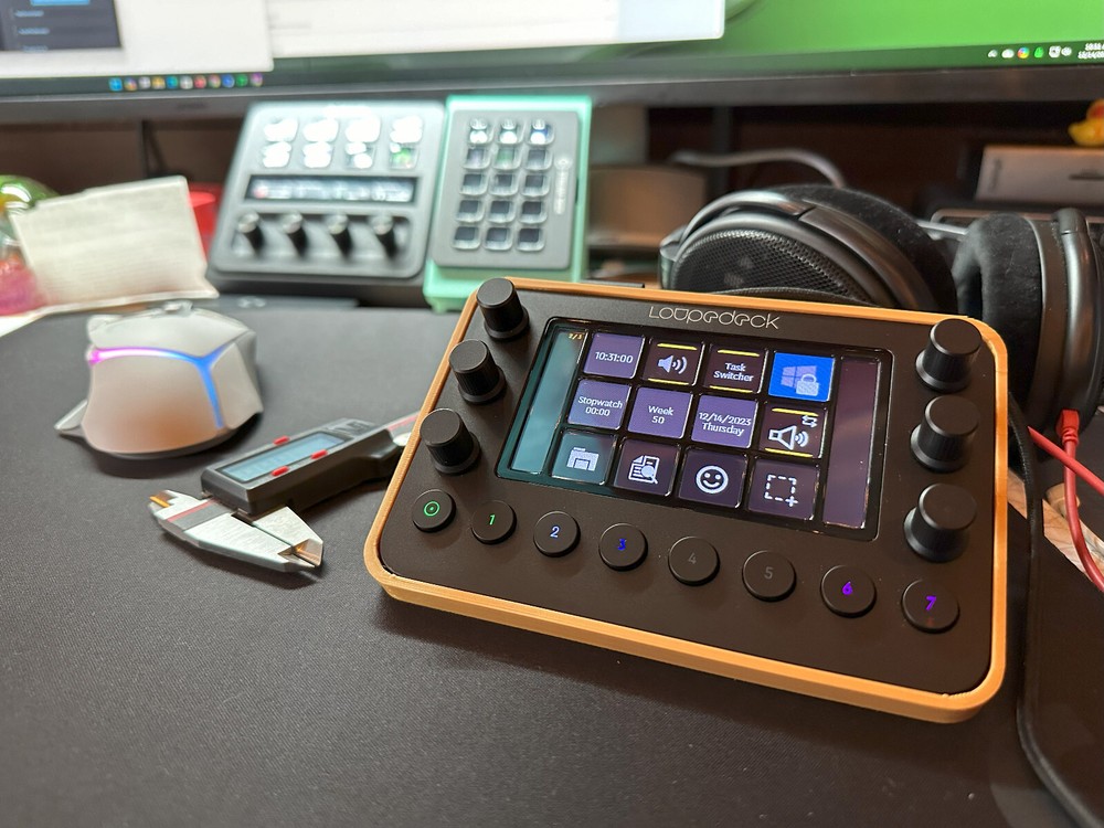 loupedeck live streaming gaming interface 35 degree stand - 3D Printed