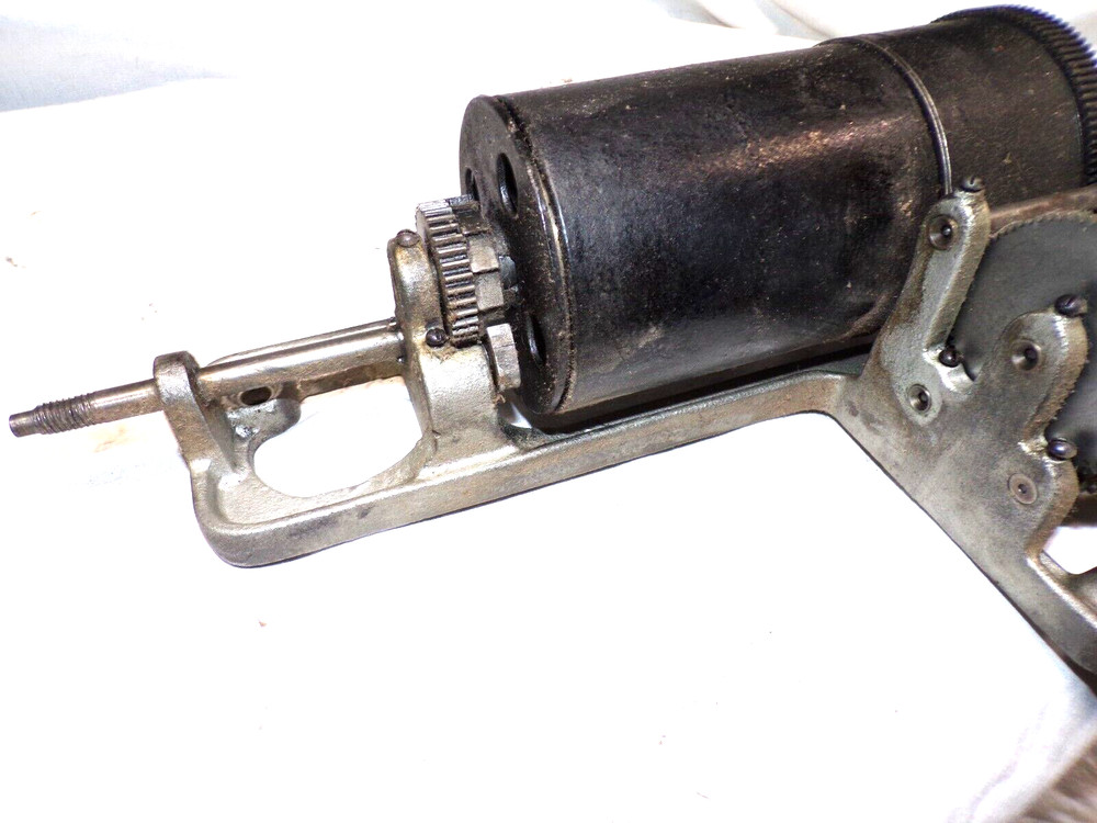 EDISON TRIUMPH CYLINDER PHONOGRAPH MOTOR , THREADED STYLE CRANK