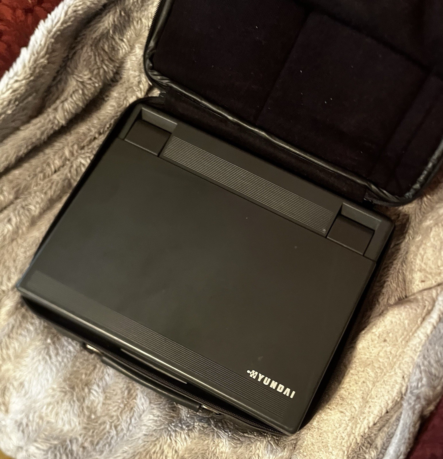 Hyundai Super-NB386S Vintage Laptop with Carrying Case & Panaonic Battery