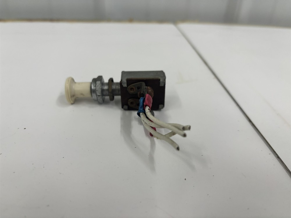 66 Cessna 150 F NAV Navigation Light Push Pull Switch 0713026-4