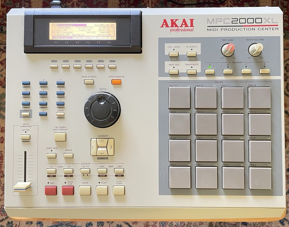 Akai MPC 2000 XL Sampler/Sequencer Drum Machine 8 Outputs