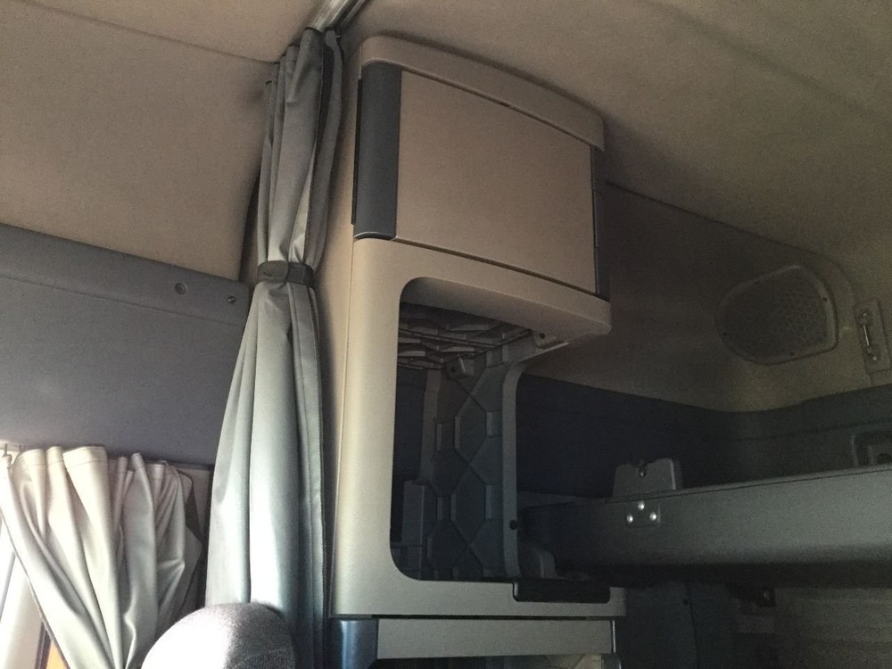 Freightliner CASCADIA Right/Passenger Sleeper Cabinet - Used