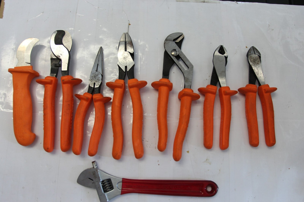 KLEIN TOOLS ASSORTED TOOLS 8PC SET NICE!!