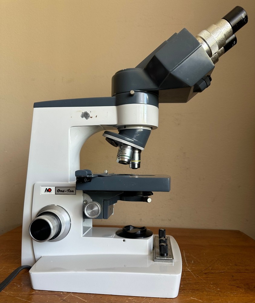 AO American Optical One-Ten Illuminator 1130 Teaching Microscope w/3 Objectives