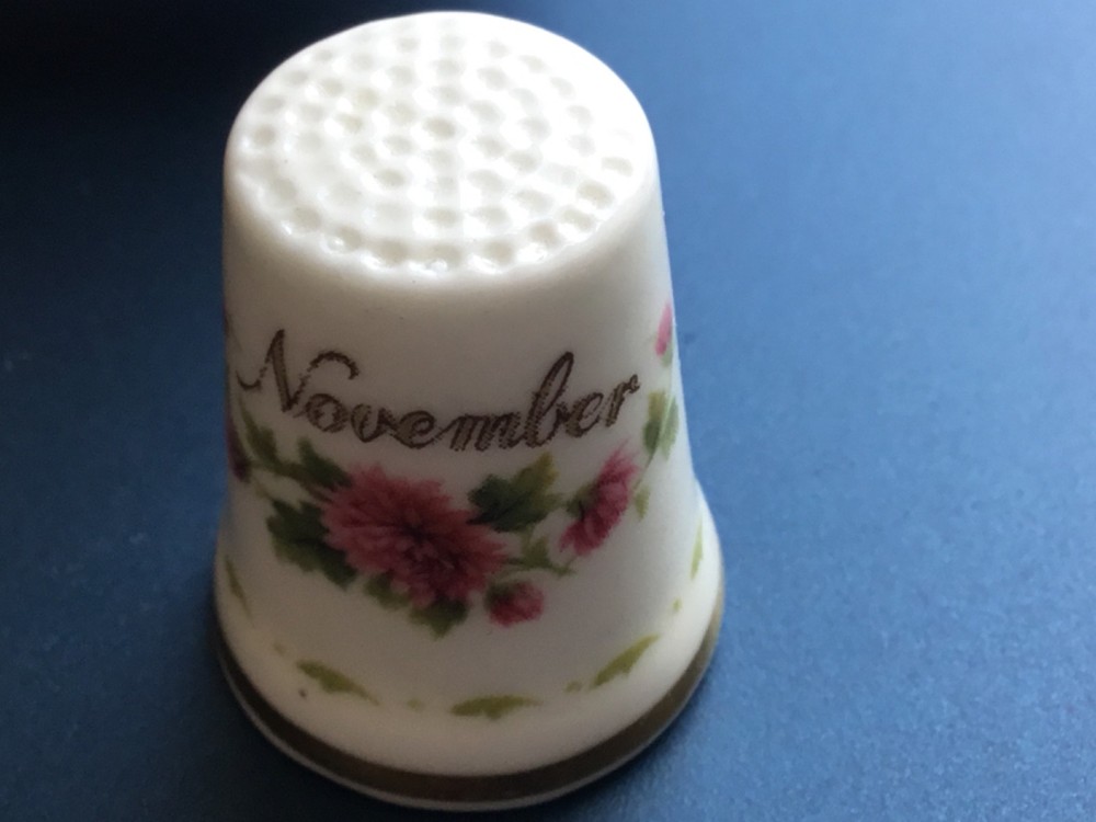 November - Royal Albert - thimble - Z