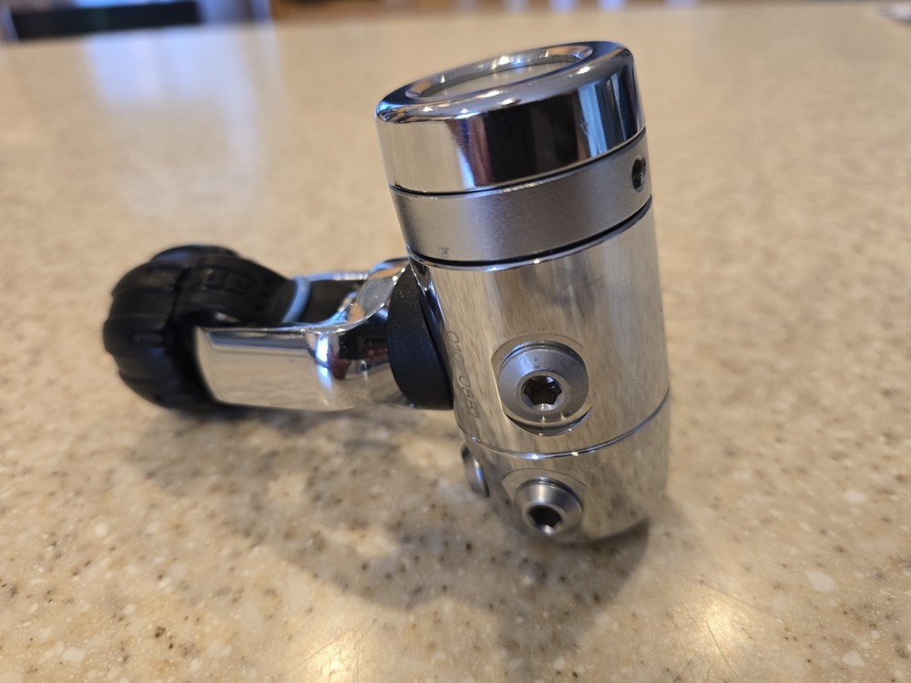 Apeks XTX50 Regulator, Yoke