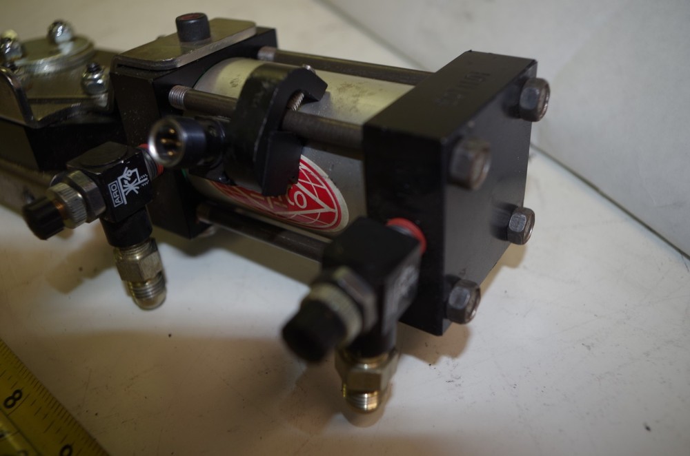 DESTACO PNEUMATIC HOLD DOWN CLAMP & BALLUFF SENSOR CODE: PC-302
