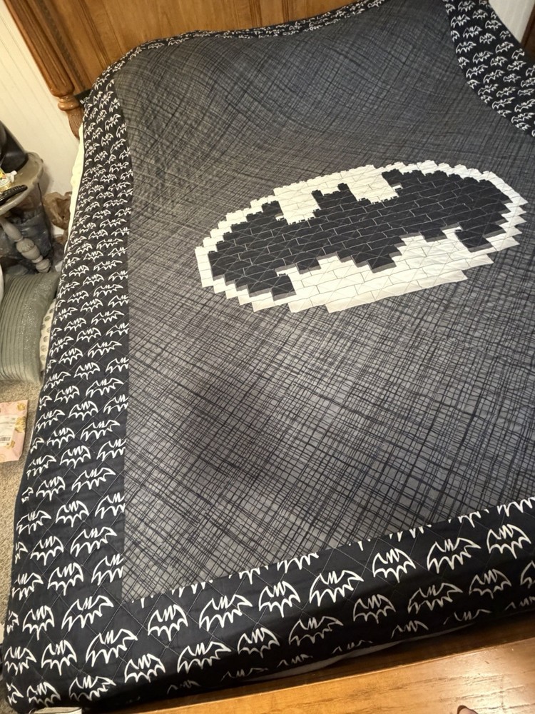 Batman Classic Bat Shield Logo Pattern Silky Touch Super Soft Full Comforter