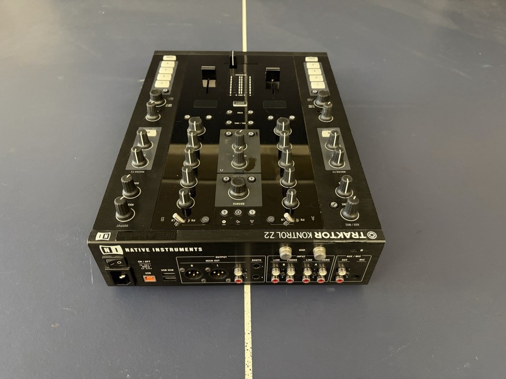 Native Instruments Traktor Kontrol Z2 DJ Mixer 2-Channel DJ Controller