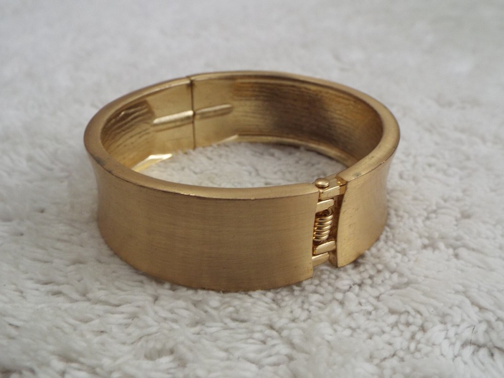 Goldtone Rhinestone Hinged Bracelet (D78)