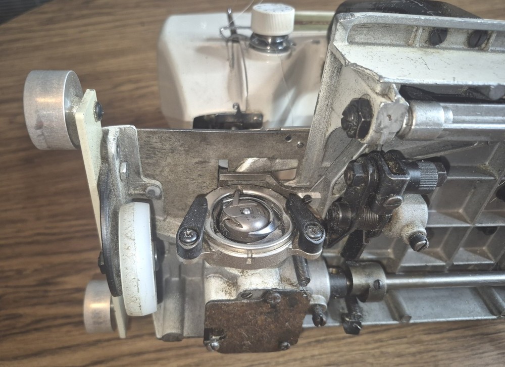 NC N-C CARPET BINDER SEWING MACHINE - MODEL PBT-A - WORKING