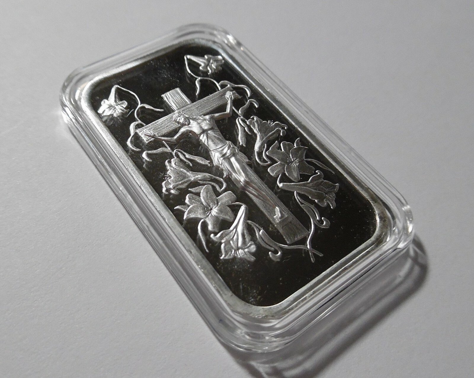 1oz JESUS ON THE CROSS .999 SILVER BAR ~ SEALED IN A HARD PLASTIC AIR-TITE CASE!