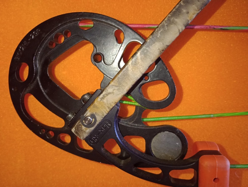 Mathews Blackmax2 Compound Bow. Right Hand. Excellent Condition