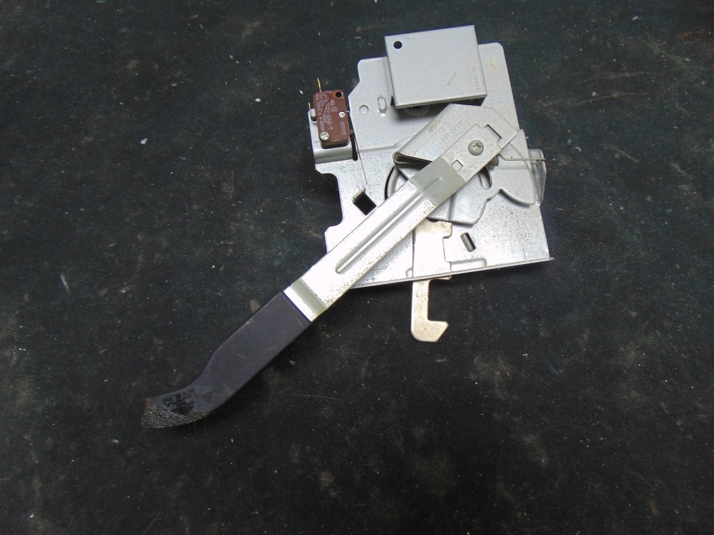 GE Electric Range JBP80B0H2BB Latch Assembly