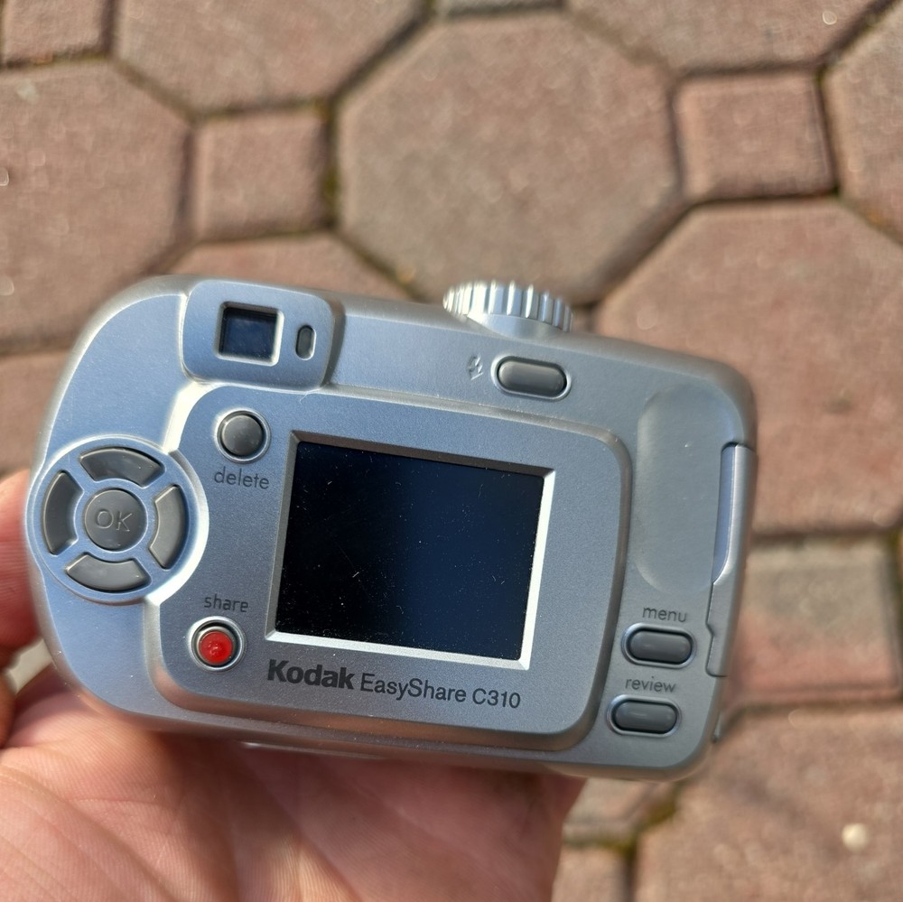 Kodak EasyShare C310 4.0MP Digital Camera Silver Tested No Card