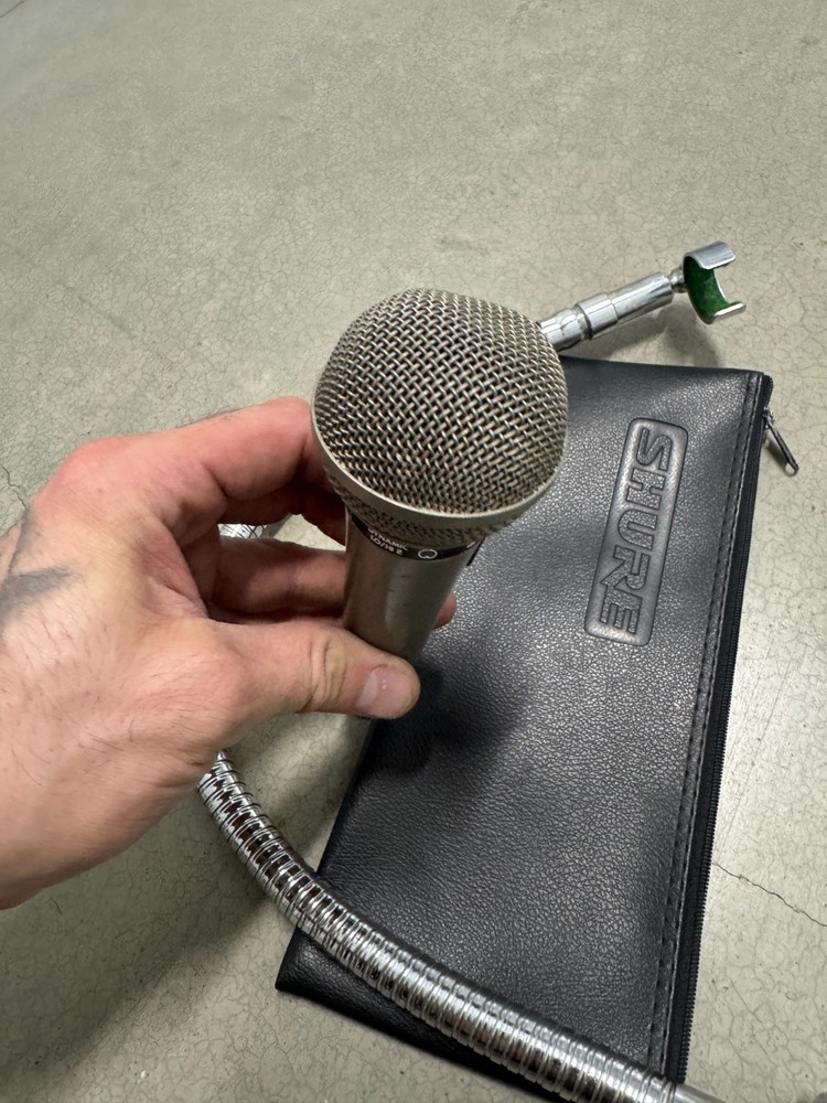 Shure Unisphere B 588SA Unidirectional Dynamic Microphone + Screw-On Cable